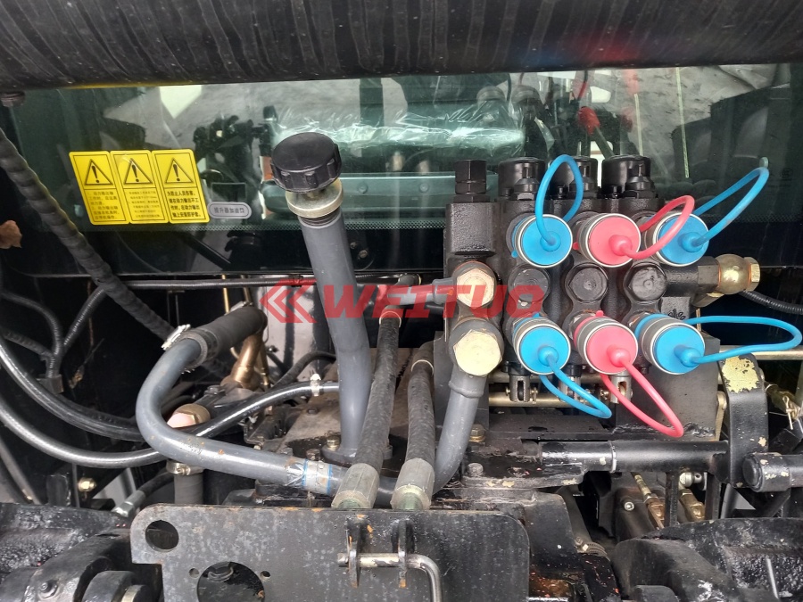 Трактор Weituo 2204 с фронтальным погрузчиком